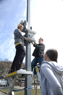 students install pollution monitor